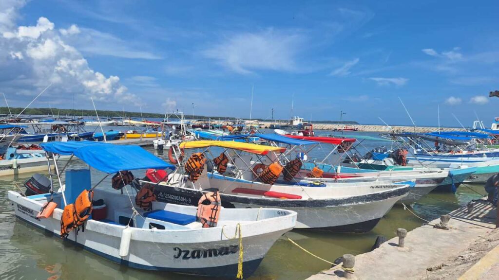 Lancheros de Holbox son golpeados por la crisis.