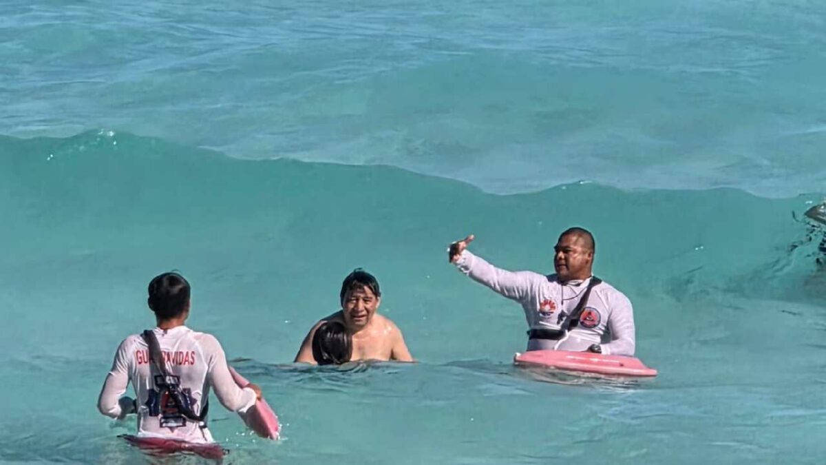 Salvamento en Playa Marlin de Cancún. Efectivo actuar de los guardavidas.