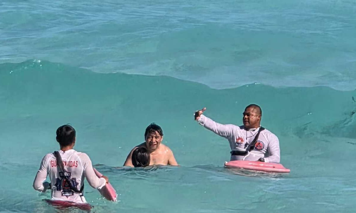 Salvamento en Playa Marlin de Cancún. Efectivo actuar de los guardavidas.