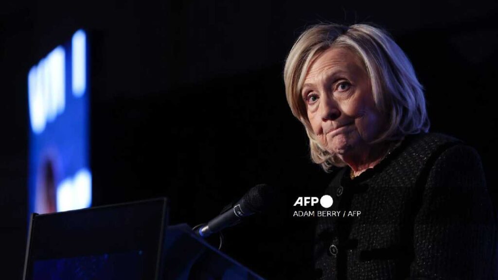 Acorralan a los Clinton: Hillary declara a puerta cerrada por vínculos con Epstein; su esposo, Bill, mañana