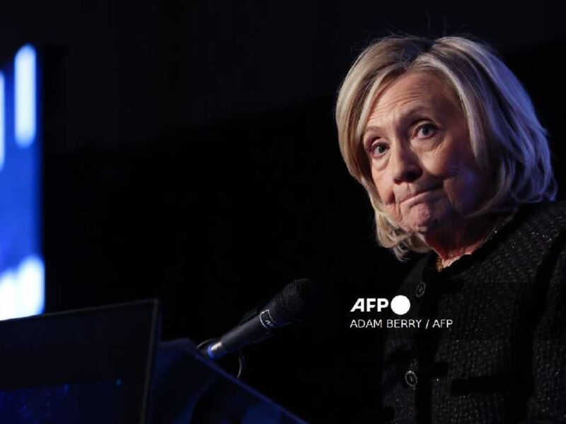 Acorralan a los Clinton: Hillary declara a puerta cerrada por vínculos con Epstein; su esposo, Bill, mañana