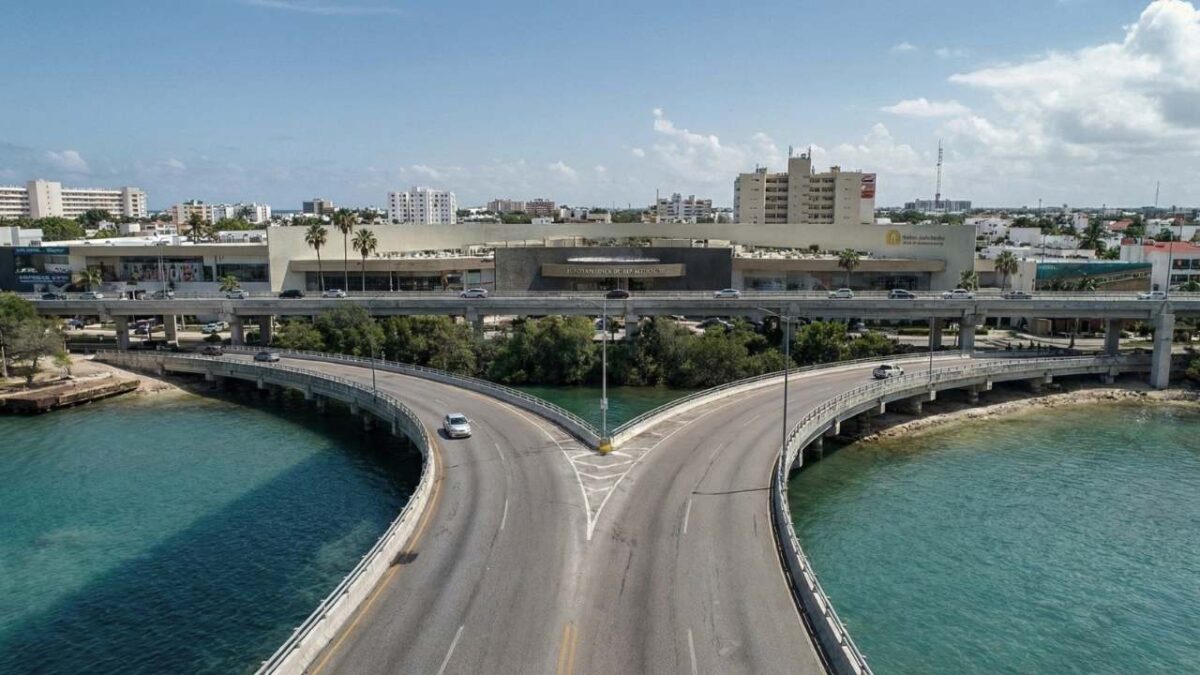 Obras del puente Nichupté, en Cancún.