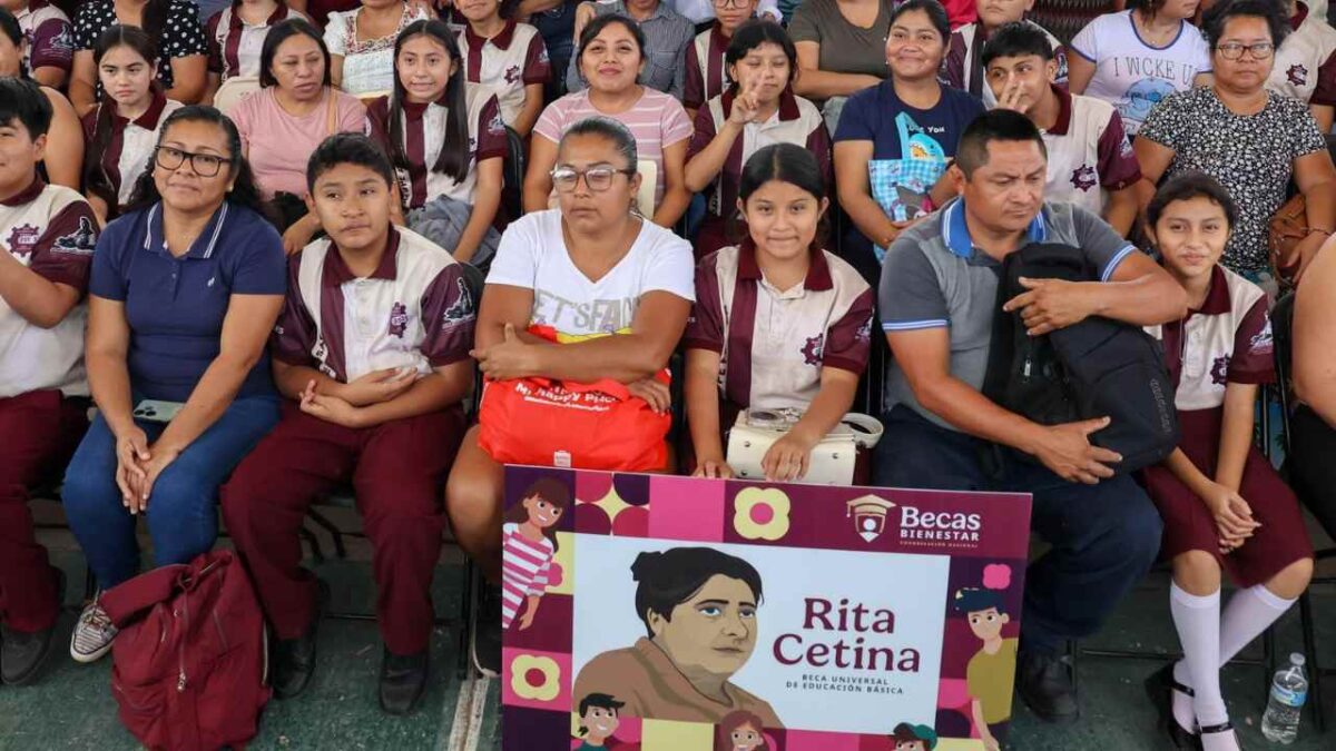 Entrega de becas Rita Cetina, en Cancún.
