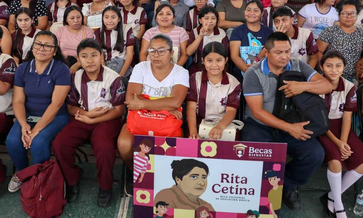 Entrega de becas Rita Cetina, en Cancún.