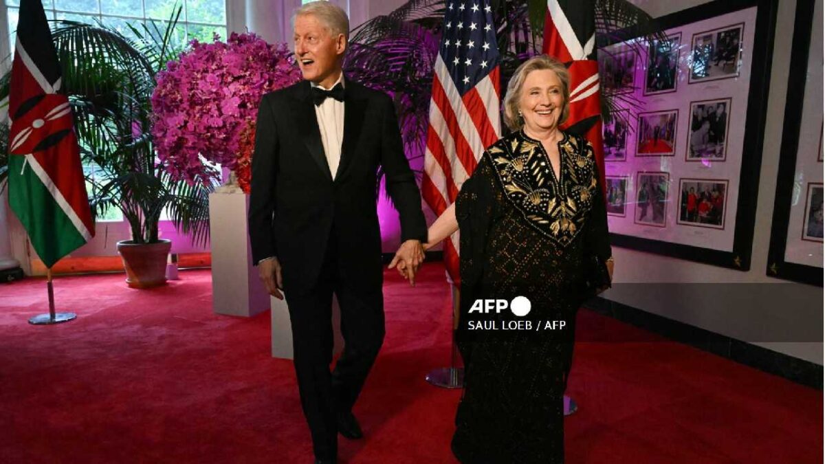 Bill y Hillary Clinton, a declarar.