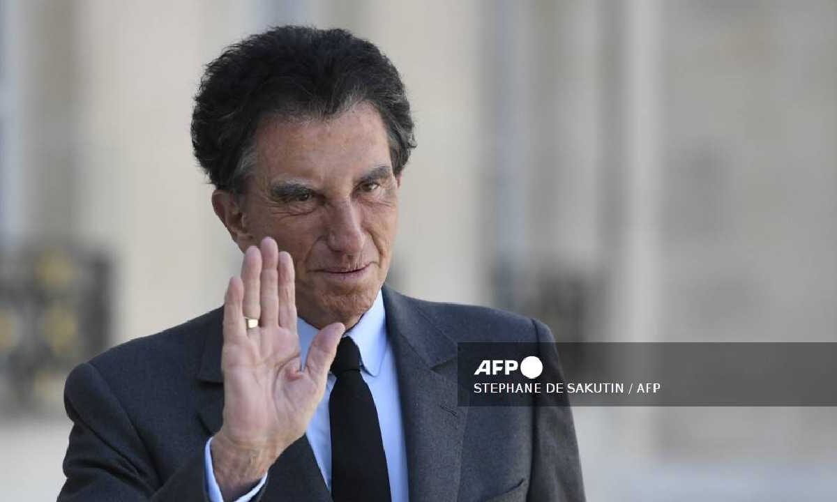 Jack Lang renunció a un cargo en Francia.