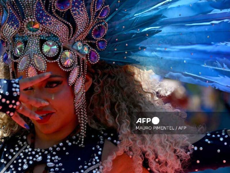 Carnaval de Río arranca con homenaje a Lula y desata debate electoral en Brasil