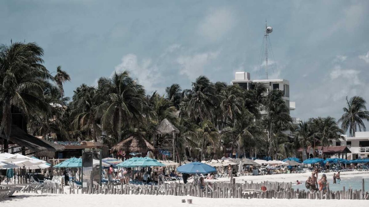 Prevén día fresco con nublados.