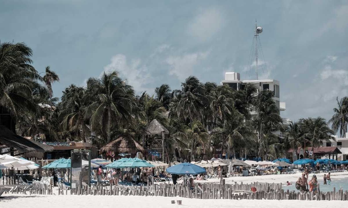 Prevén día fresco con nublados.