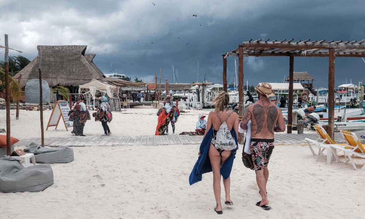 Prevén nublados y lluvias aisladas.