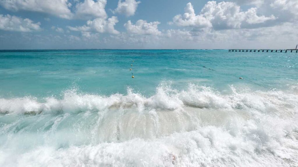 Clima en Quintana Roo: pronostican un viernes nublado, con ambiente caluroso y fuertes vientos por “surada”