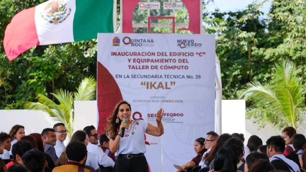 Mara Lezama entrega obras.