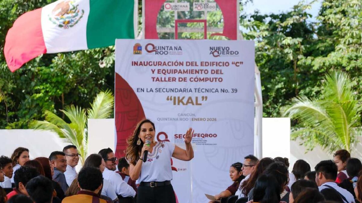 Mara Lezama entrega obras.