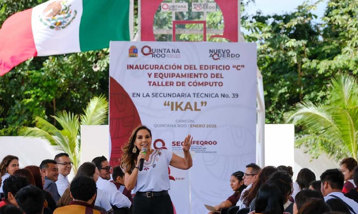 Mara Lezama entrega obras.