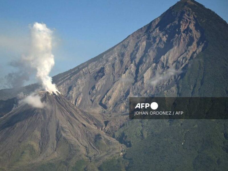 Guatemala activa alerta naranja por actividad explosiva en los volcanes de Fuego y Santiaguito