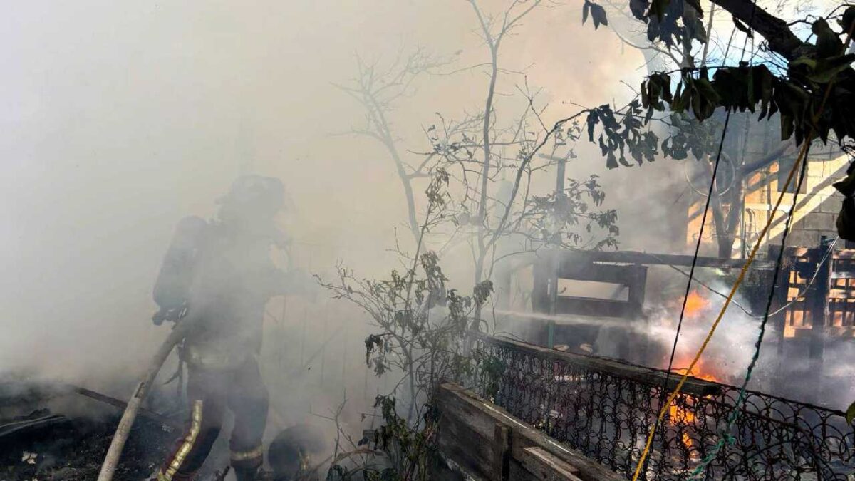 Bomberos atienden un incendio en Cancún.