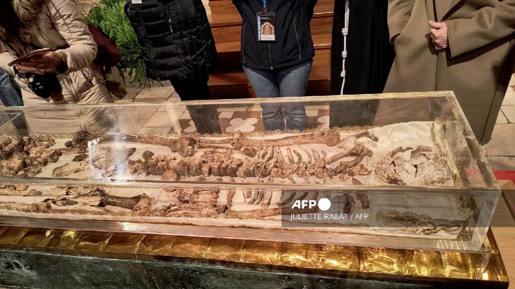 Italia expone por primera vez las reliquias de San Francisco de Asís ante miles de fieles