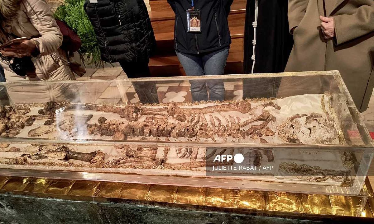 Las reliquias de San Francisco de Asís son exhibidas.