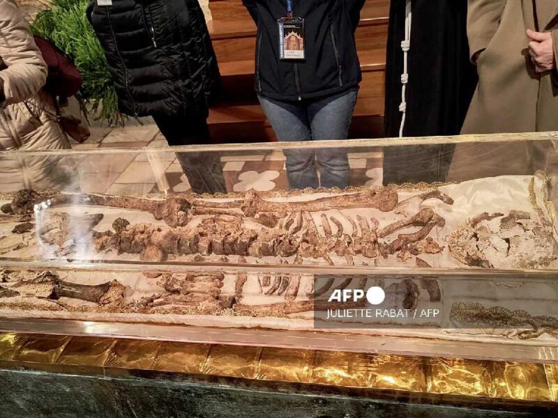 Italia expone por primera vez las reliquias de San Francisco de Asís ante miles de fieles