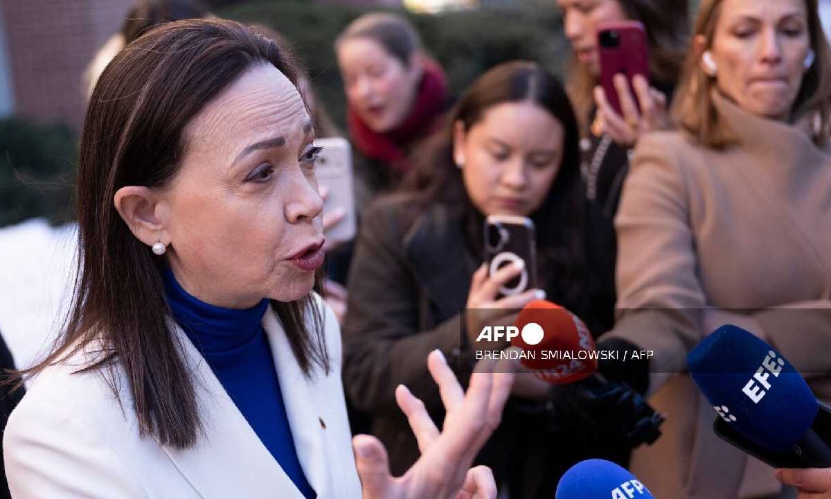 La opositora sigue en EU.