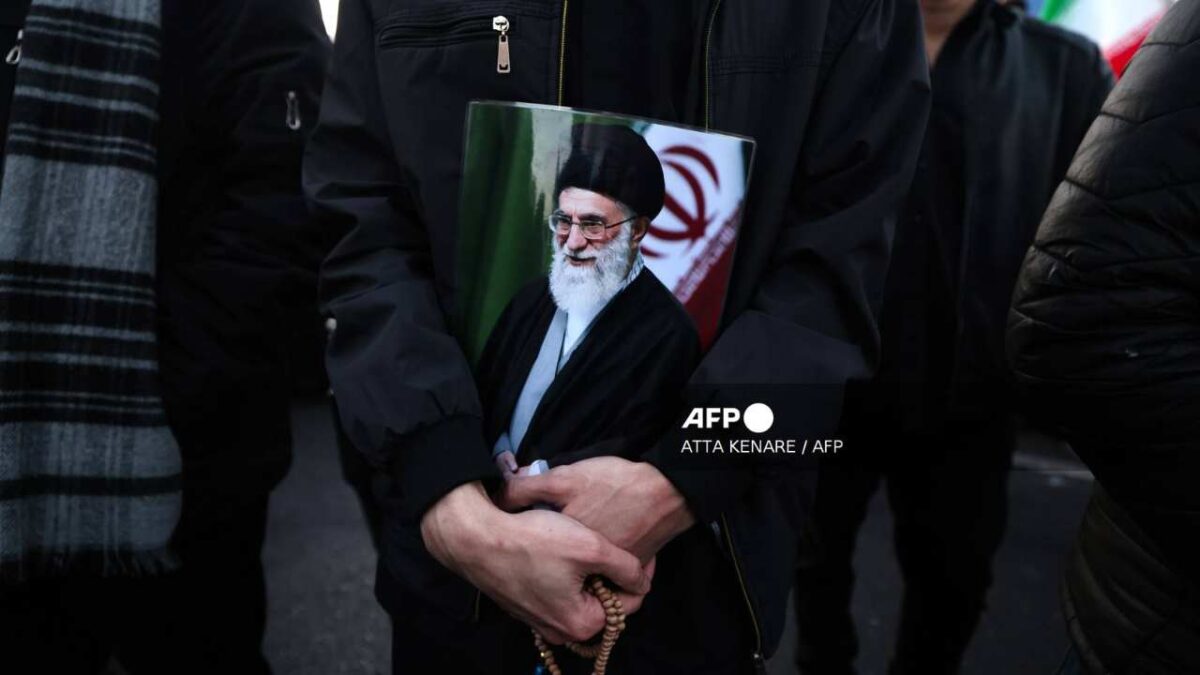 El ayatolá Ali Khamenei, líder supremo de Irán desde 1989 y enemigo jurado de Occidente, murió en la primera salva de un ataque masivo de Estados Unidos e Israel que se extendió a un segundo día el 1 de marzo, mientras las dos potencias buscan derrocar a la república islámica.