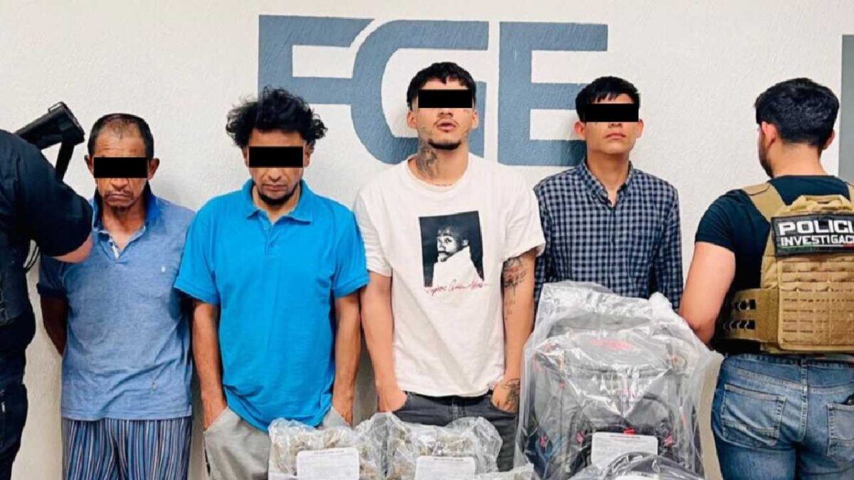 Policías de investigación detienen narcomenudistas.