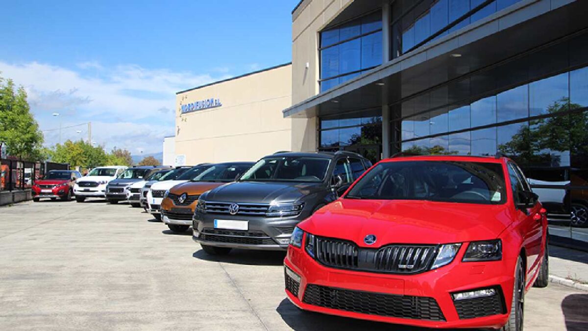 Uno de los esquemas más frecuentes inicia cuando una persona adquiere un vehículo financiado con un enganche cercano al 10 por ciento.