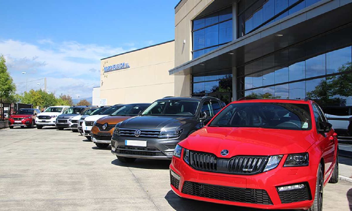 Uno de los esquemas más frecuentes inicia cuando una persona adquiere un vehículo financiado con un enganche cercano al 10 por ciento.