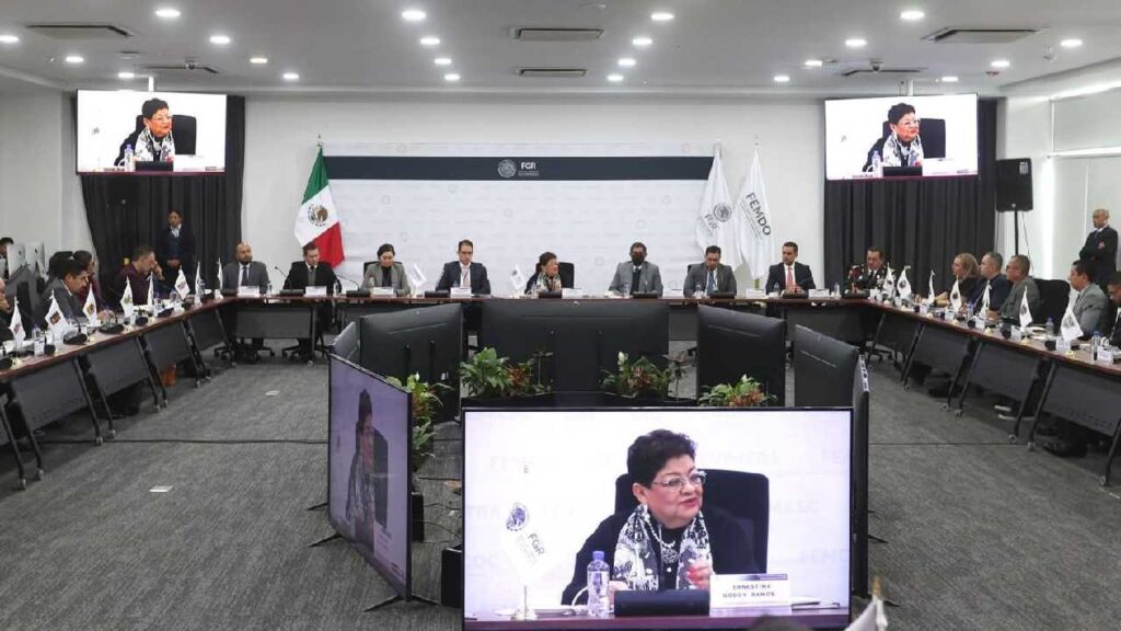 Funcionarios abordan el tema de las llamadas de extorsión.