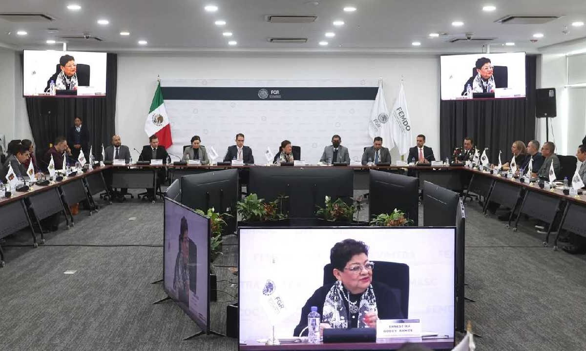 Funcionarios abordan el tema de las llamadas de extorsión.