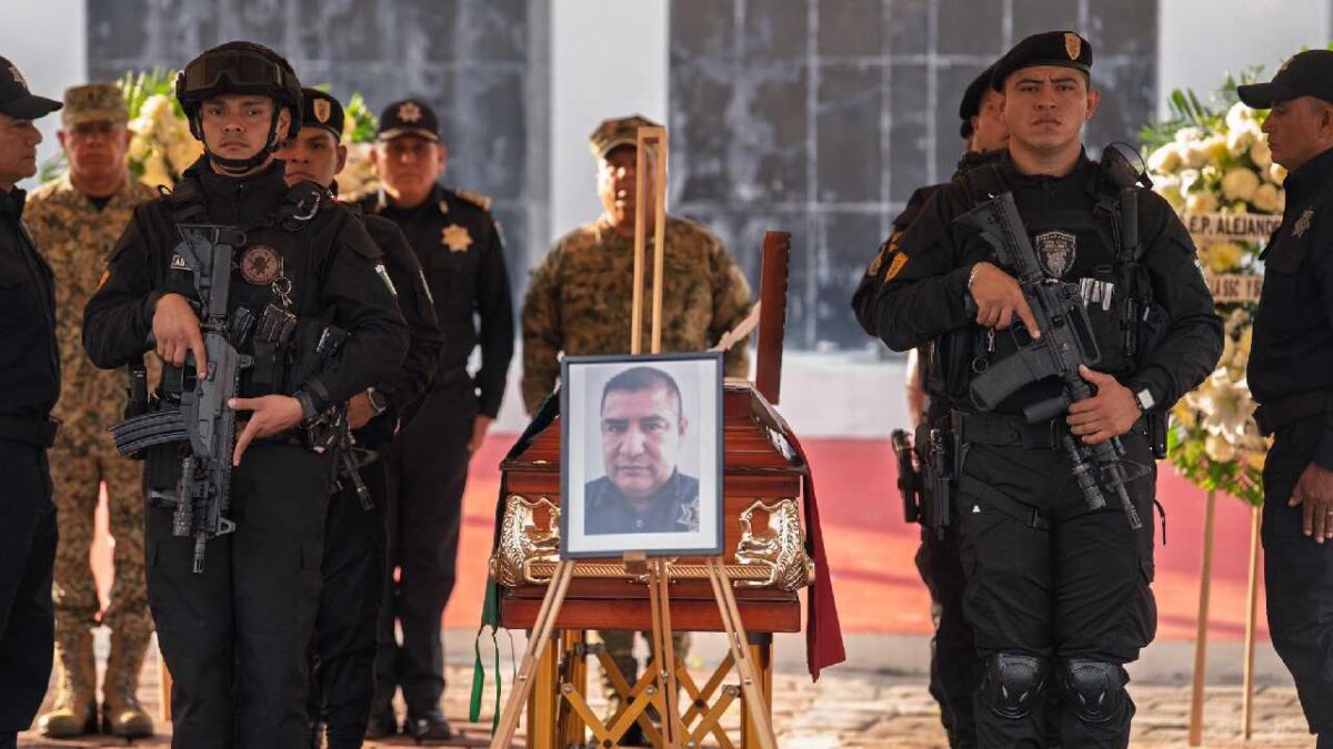 Rinden homenaje a policía abatido en FCP.