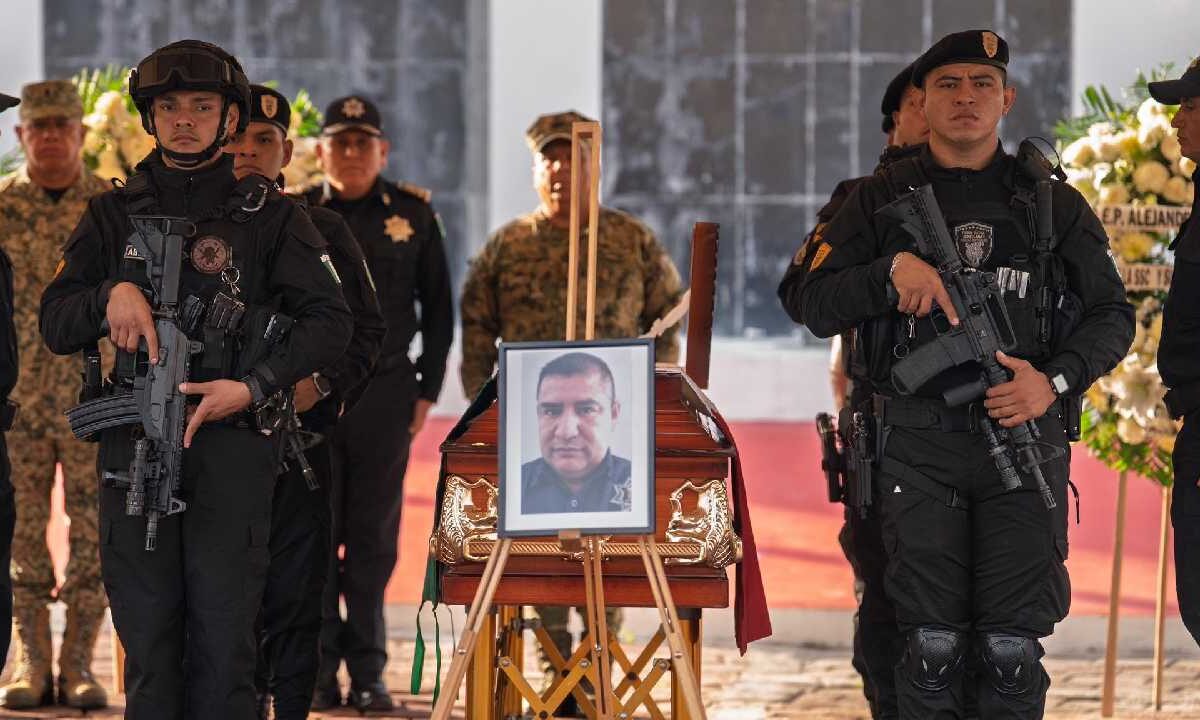 Rinden homenaje a policía abatido en FCP.