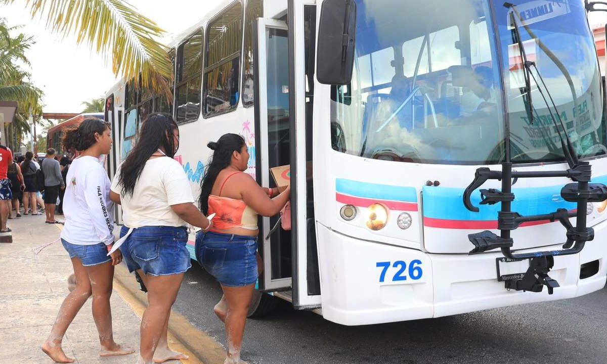 “Ruta Mar” transporte público gratuito acerca a las familias a las playas de Cancún.