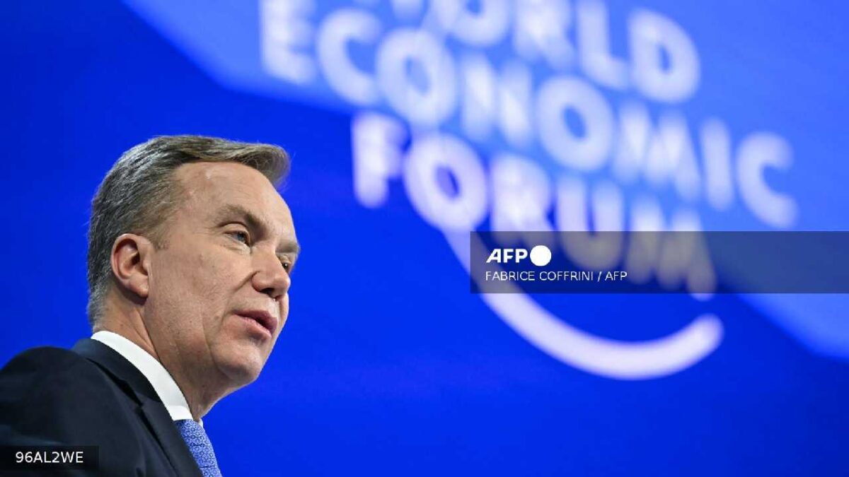 Foro de Davos investigará a su director ejecutivo.