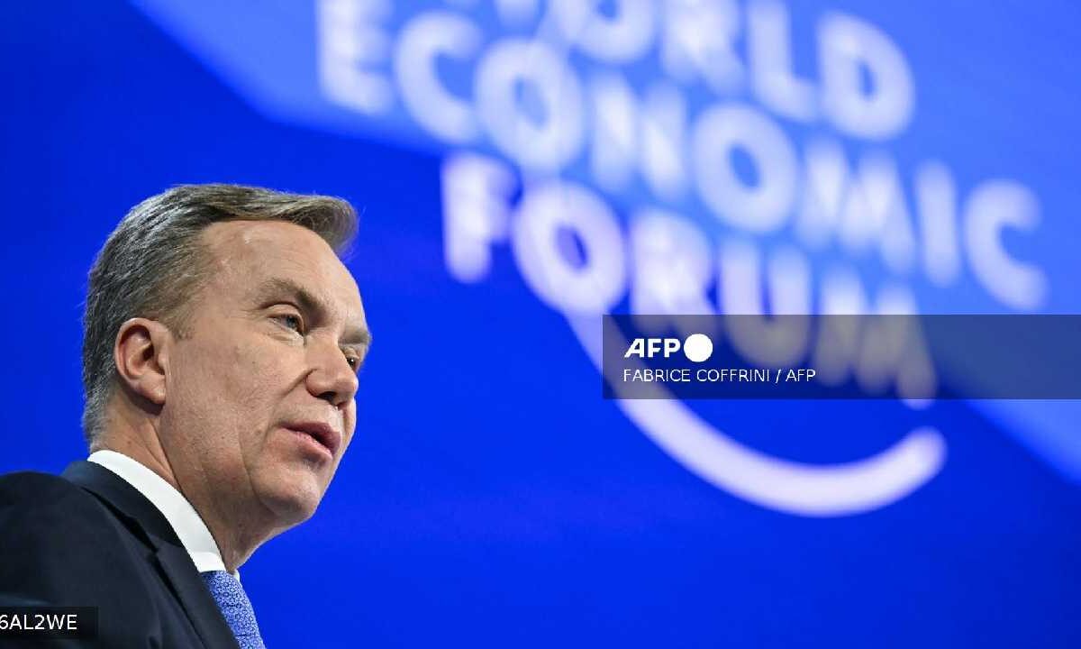 Foro de Davos investigará a su director ejecutivo.