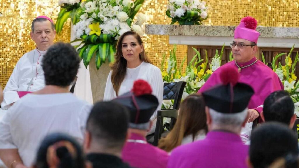 Salvador González toma posesión como segundo obispo de la Diócesis Cancún-Chetumal; presente Mara Lezama