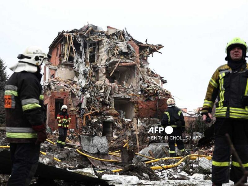 Ucrania bajo fuego: el Papa exige paz urgente mientras nuevos ataques sacuden Kiev