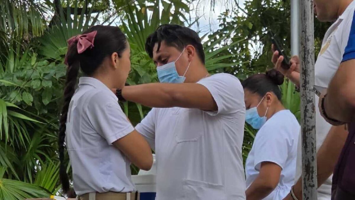 Aplican hasta 200 dosis diarias en Plaza de la Reforma.