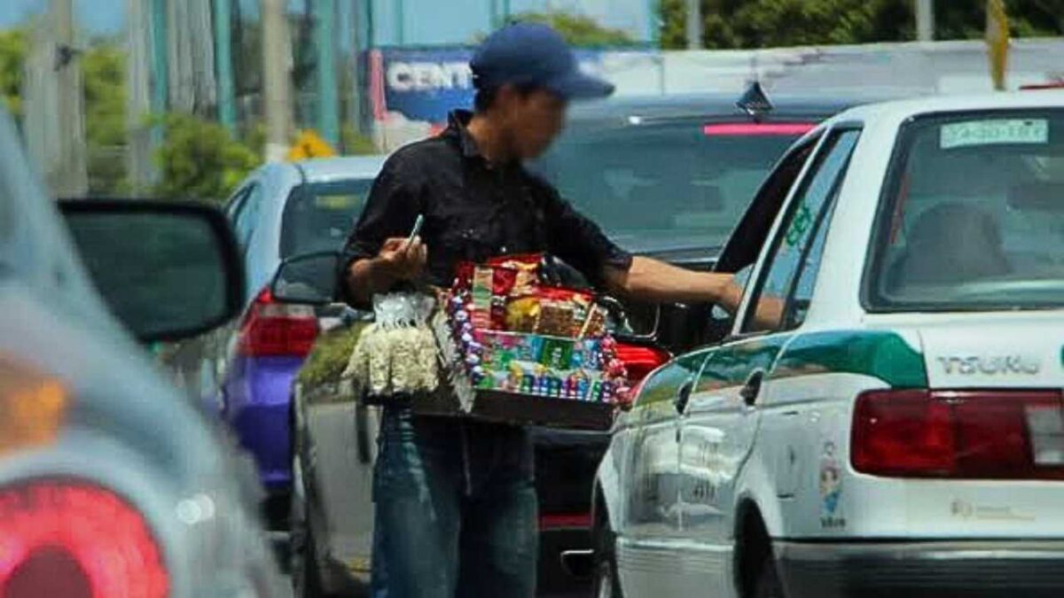 Vendedor en la vía pública en Cancún.