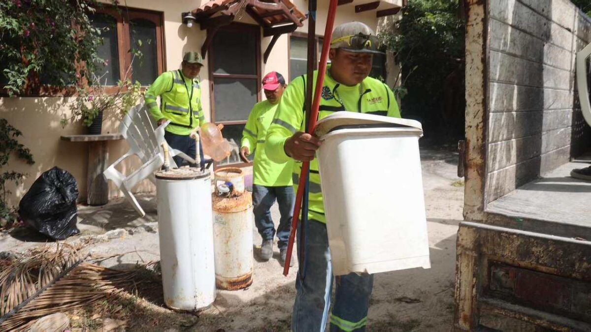 Cuadrillas recorrieron distintos puntos para recolectar objetos en desuso que representan riesgo sanitario y afectan la imagen urbana del municipio.