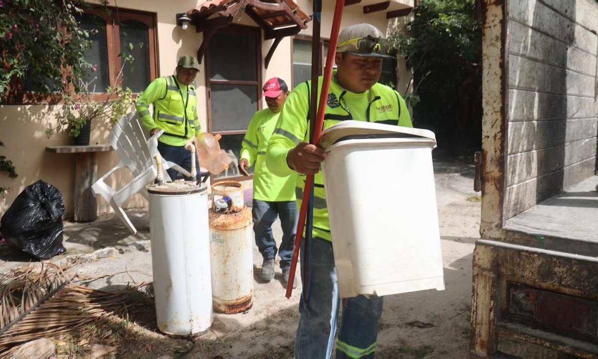 Cuadrillas recorrieron distintos puntos para recolectar objetos en desuso que representan riesgo sanitario y afectan la imagen urbana del municipio.
