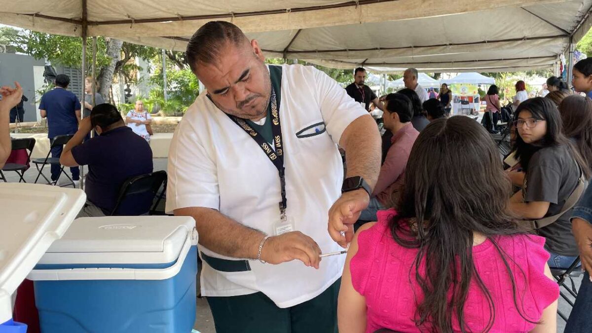 Cancún reanuda la vacunación contra sarampión en el Palacio Municipal con 500 dosis diarias disponibles.