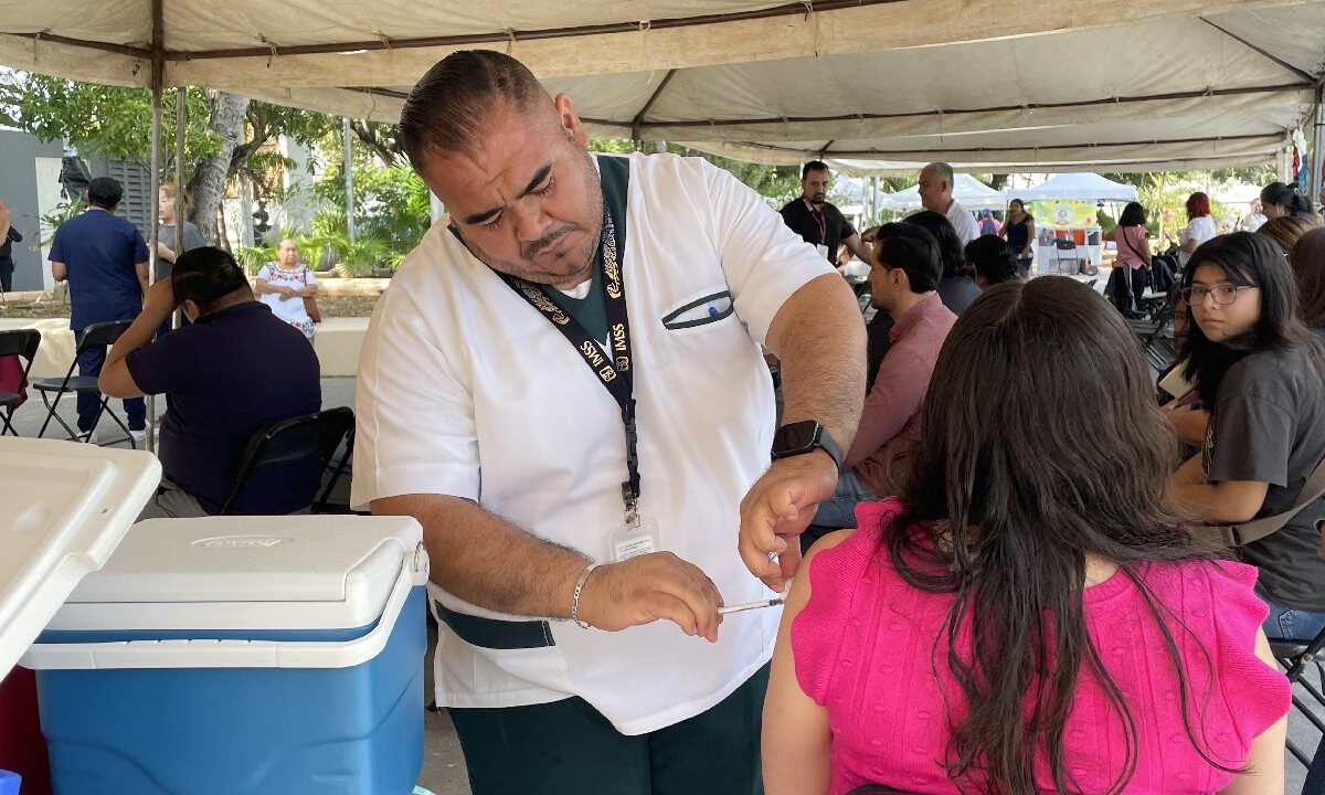 Cancún reanuda la vacunación contra sarampión en el Palacio Municipal con 500 dosis diarias disponibles.