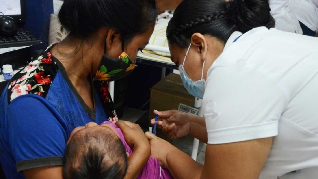 Sigue la vacunación contra el sarampión.