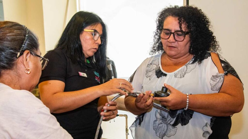 Aguakan realiza taller de plomería para mujeres en Isla Mujeres