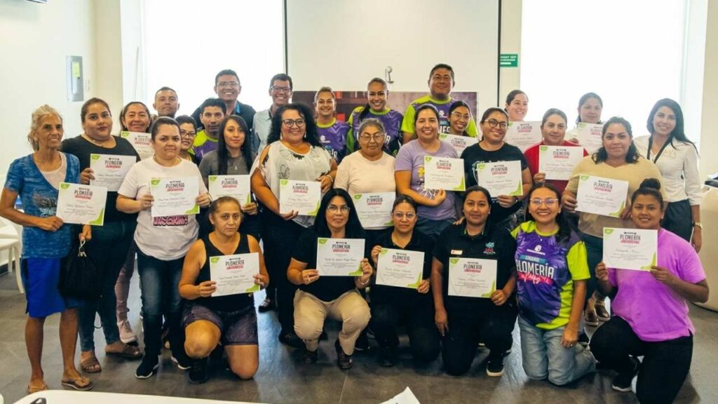 Aguakan realiza taller de plomería para mujeres en Isla Mujeres