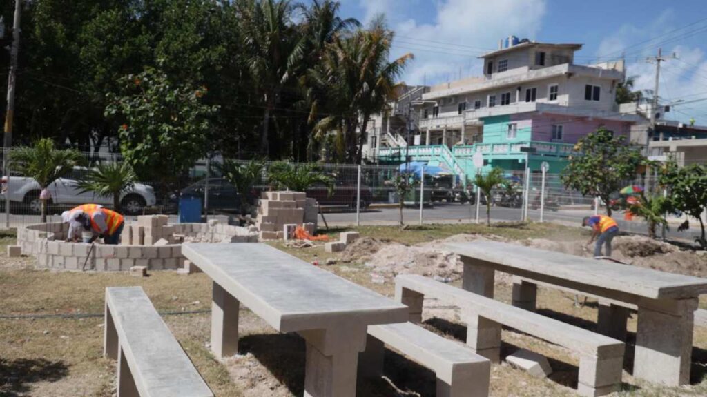 Se construyen nuevas bancas y se modernizan los espacios en la colonia La Gloria de Isla Mujeres.