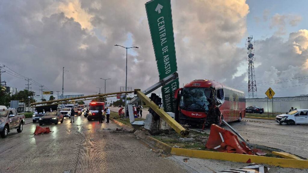 Aparatoso accidente en Cancún.