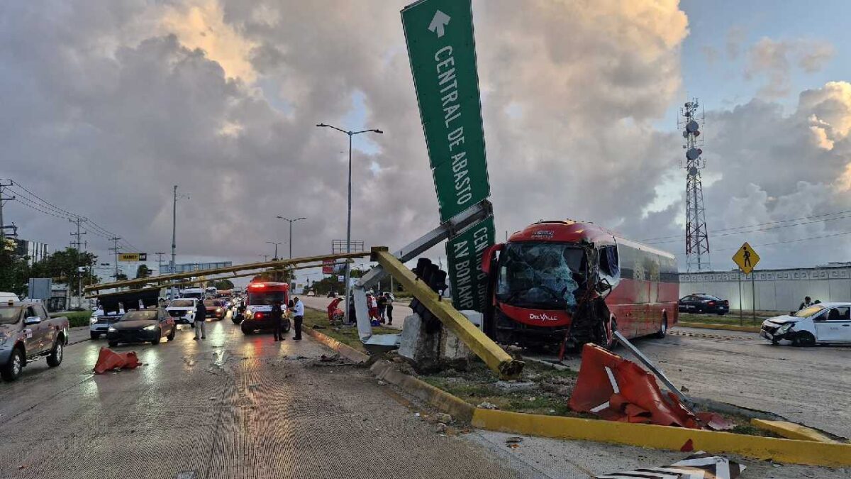 Aparatoso accidente en Cancún.