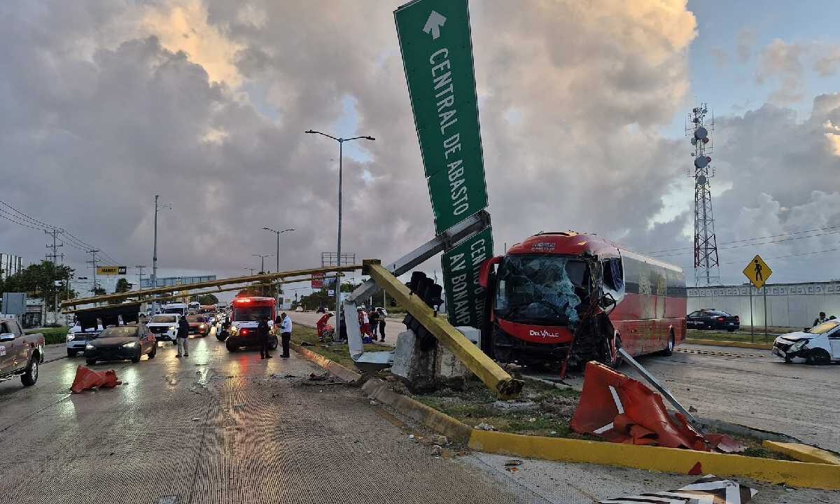 Aparatoso accidente en Cancún.